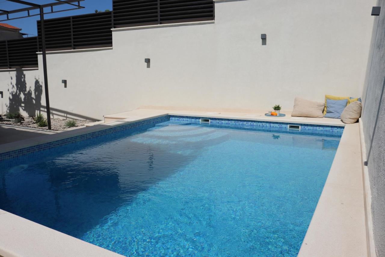 Marante With Heated Private Pool Podstrana
